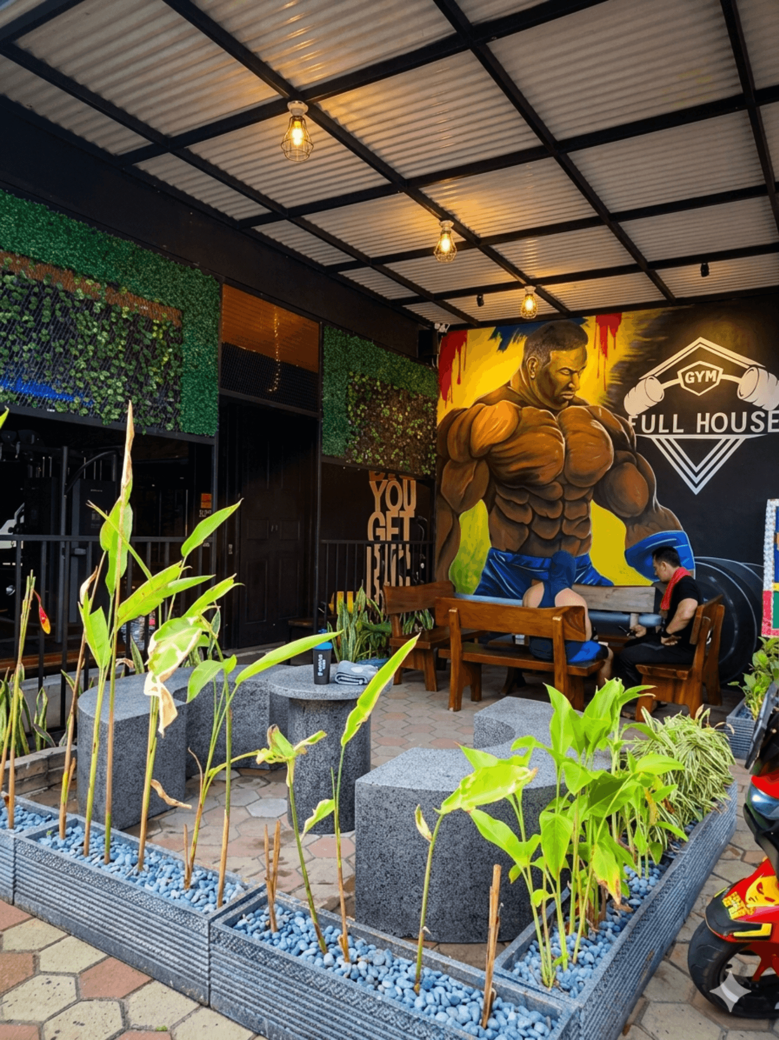 Tampak depan FullHouse GYM dengan signage besar dan identitas visual brand